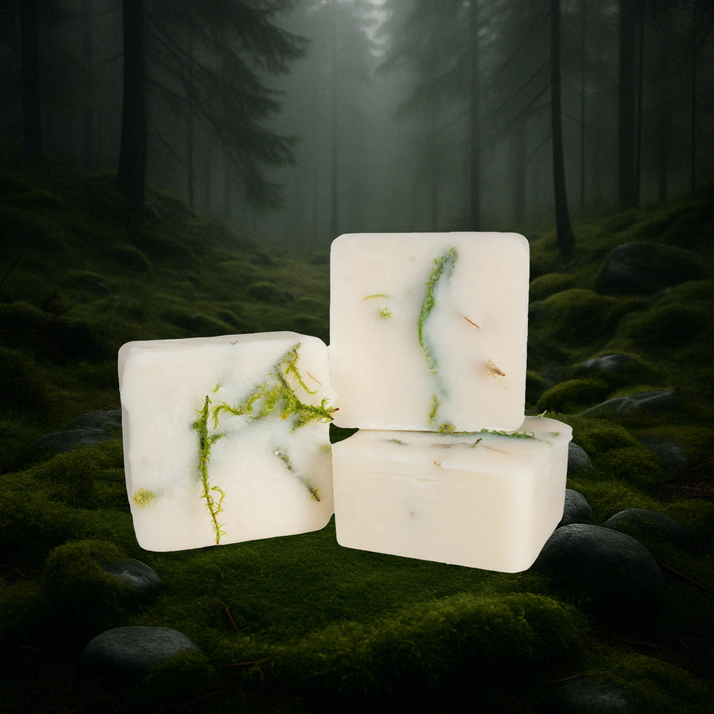 Skogregn wax melts with rapeseed wax, rosemary and cedarwood fragrance, inspired by Scandinavian forest rain.