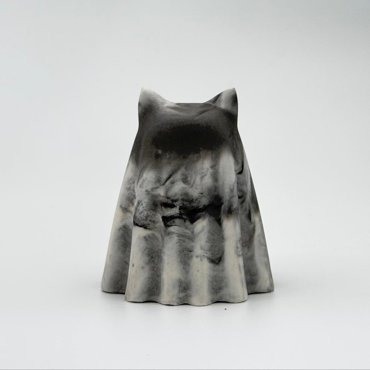 A grey and white marbled ghost cat figurine inspired by early morning fog and made by The Nordic Ghost Merchants. Rear view.