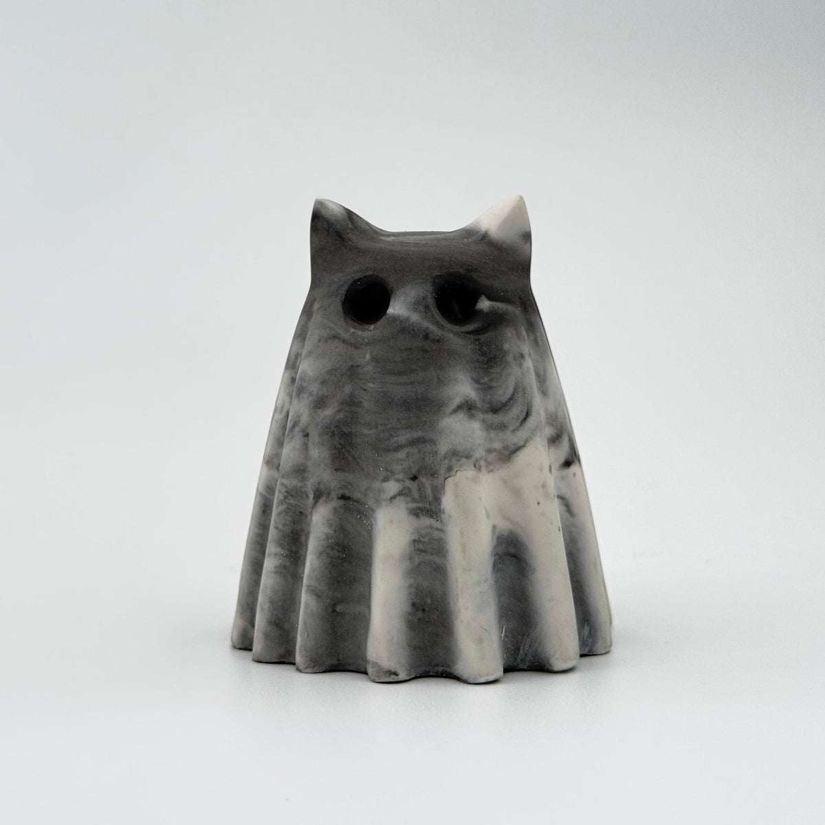 A grey and white marbled ghost cat figurine inspired by early morning fog and made by The Nordic Ghost Merchants. Front view.