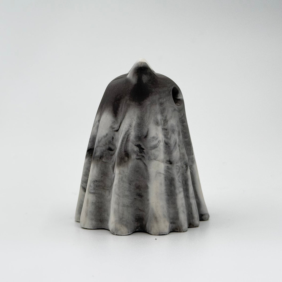 A grey and white marbled ghost cat figurine inspired by early morning fog and made by The Nordic Ghost Merchants. Side view.