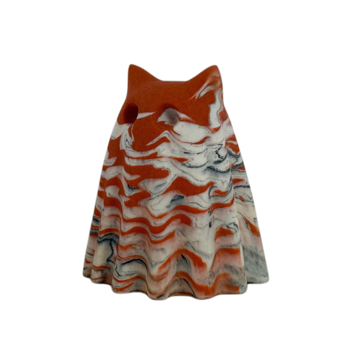 Æble Windfall Familiar figurine, angled side view showing bold burnt orange marbling across the head and body with soft cream and charcoal swirls.