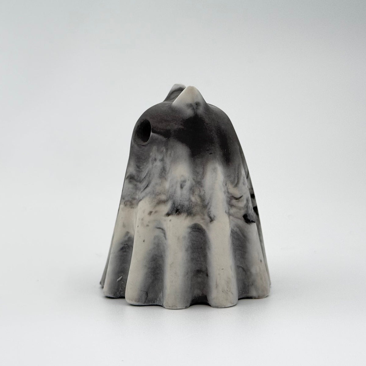 A grey and white marbled ghost cat figurine inspired by early morning fog and made by The Nordic Ghost Merchants. Side view.